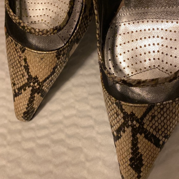 Ladies J.Renee black  & sliver snake skin step in heels - Picture 5 of 6